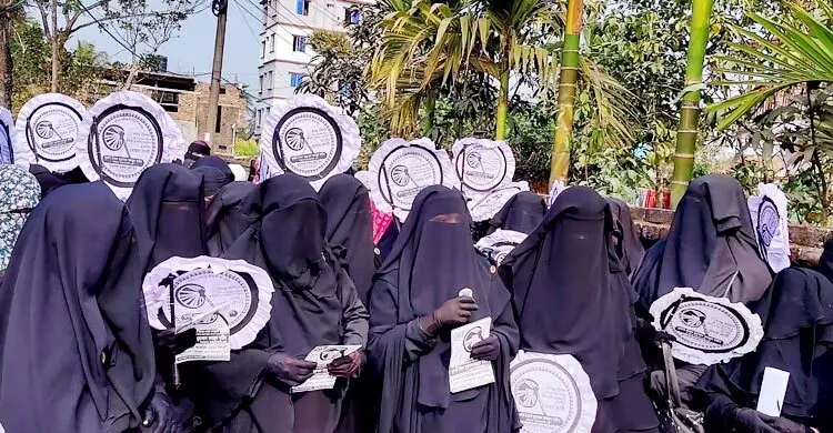 বরিশালে হাতপাখার প্রচারণায় নারী কর্মীরা