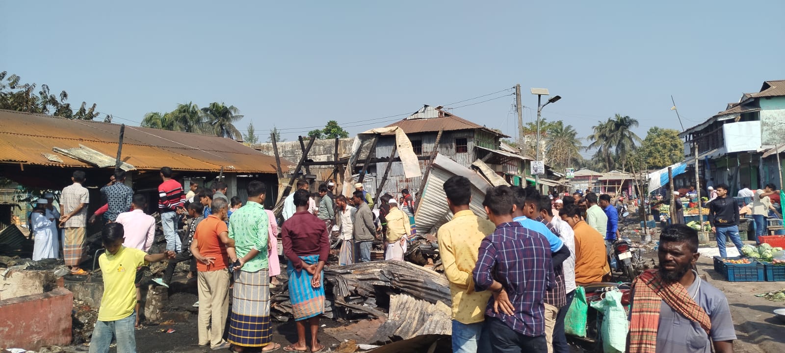 মনপুরায় ভয়াবহ অগ্নিকান্ডে ৬টি দোকান ও ১টি গোডাউন পুড়ে ছাই,