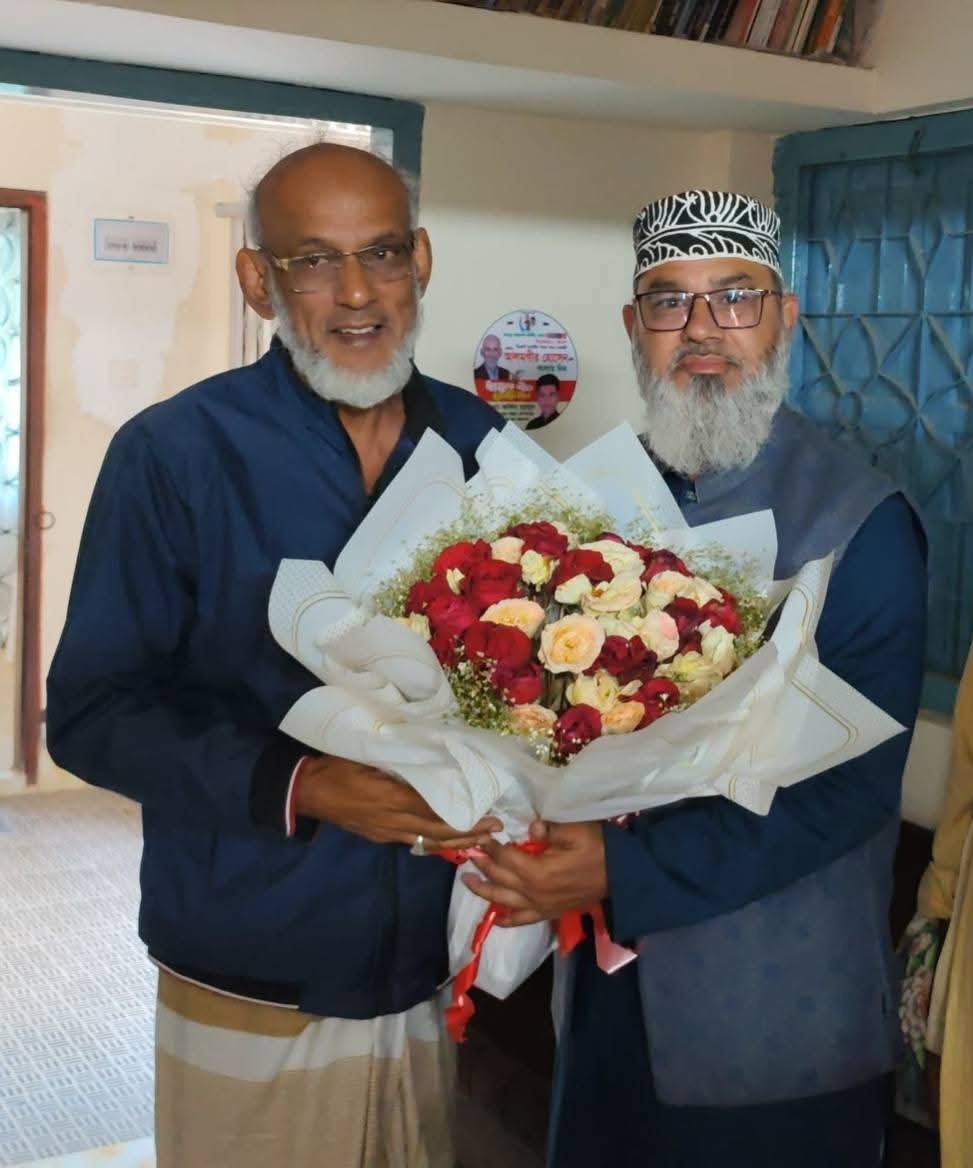 পিরোজপুরে বিএনপির পরাজিত প্রার্থীর বাসায় ফুল নিয়ে গেলেন নবনির্বাচিত এমপি মাসুদ সাঈদী
