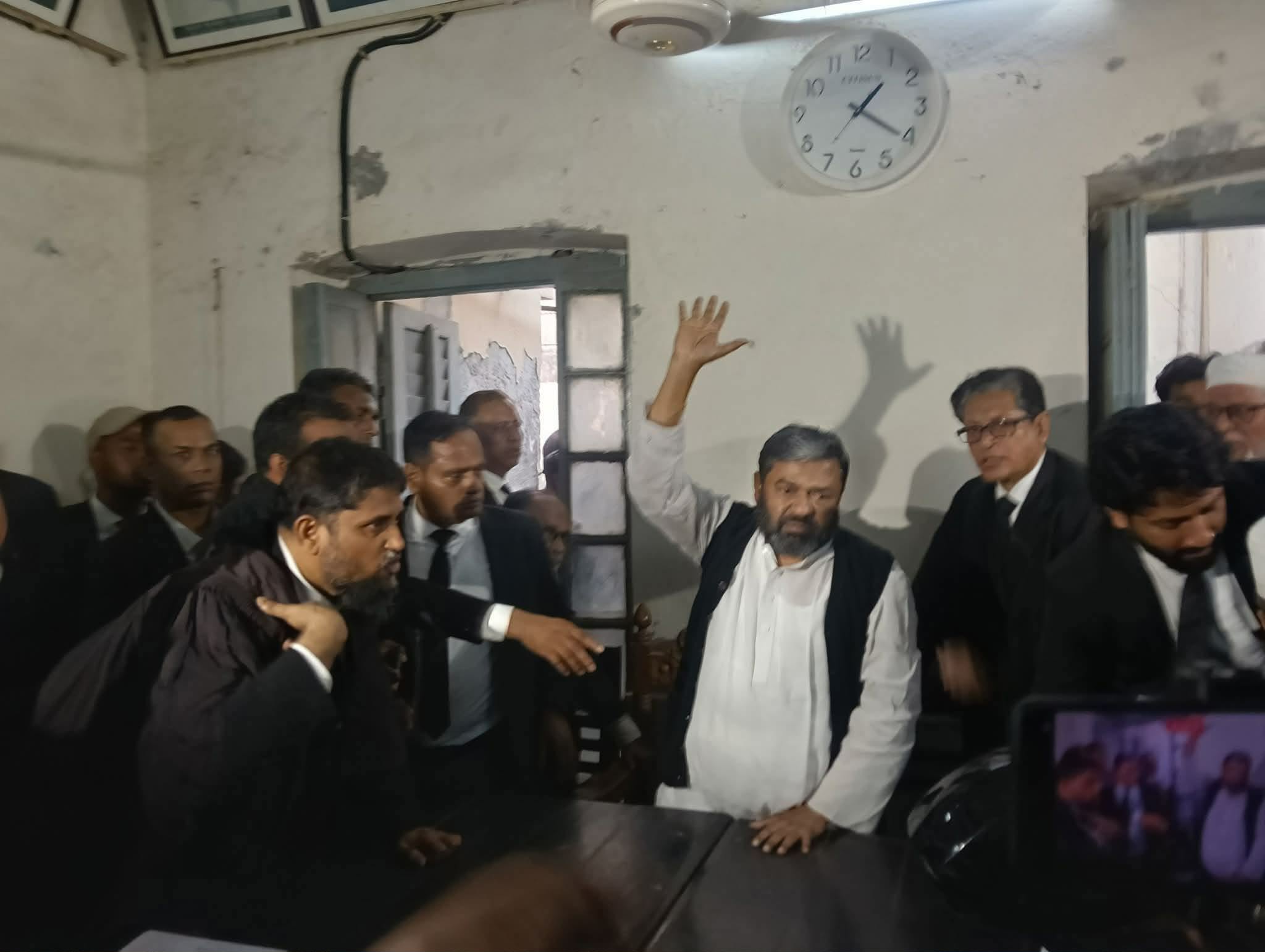 বরিশাল আদালতে আত্মসমর্পণ করেই জামিন পেলো জেলা আ’লীগের সম্পাদক