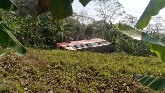 বরিশালে যাত্রীসহ ডোবায় গিয়ে পড়ল বাস, নিহত ১