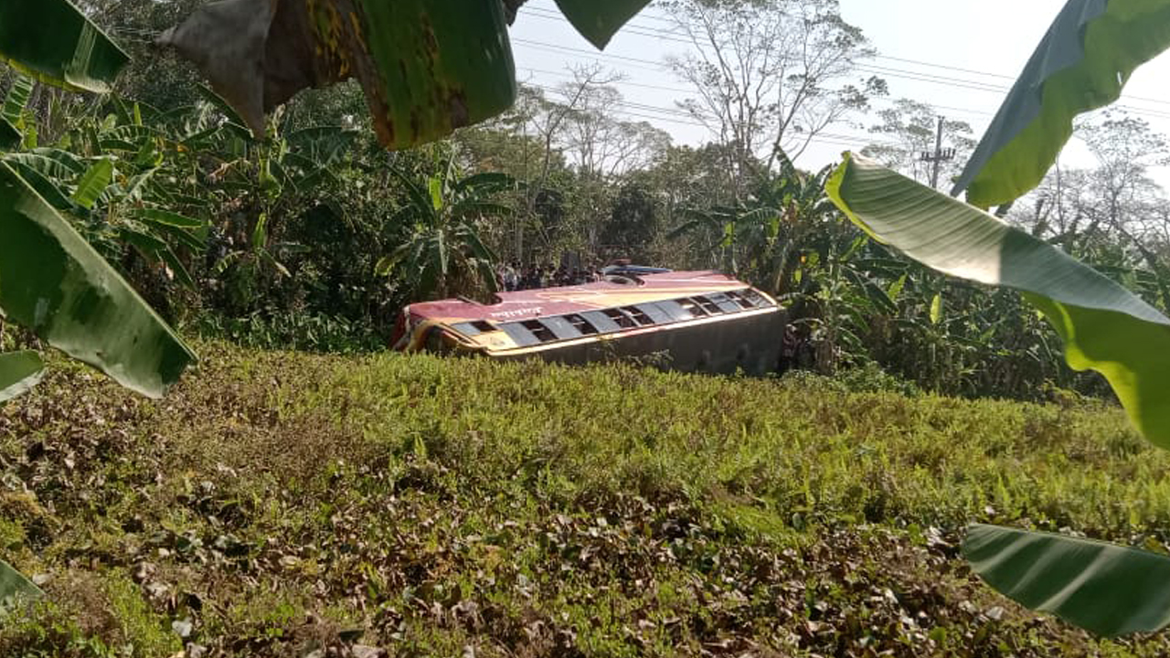 বরিশালে যাত্রীসহ ডোবায় গিয়ে পড়ল বাস, নিহত ১