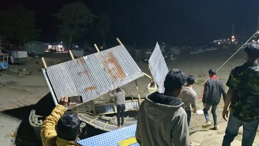 কুয়াকাটায় বহিষ্কৃত নেতার স্থাপনা ভেঙে দিল পৌর বিএনপি