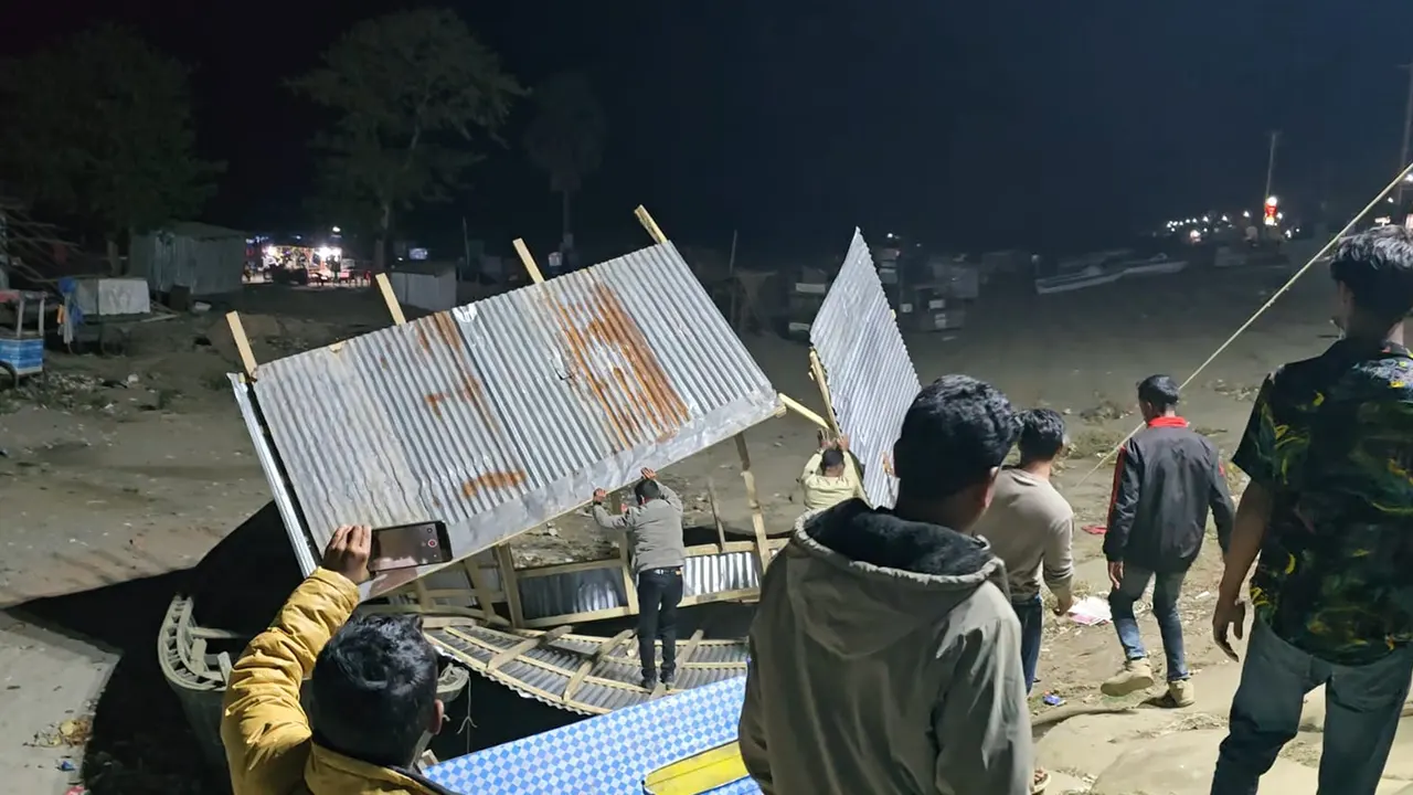 কুয়াকাটায় বহিষ্কৃত নেতার স্থাপনা ভেঙে দিল পৌর বিএনপি