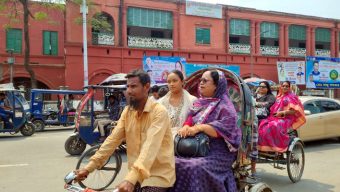 বরিশাল নগর ভবনে গাড়ির বদলে রিকশায় গেলেন প্রশাসক