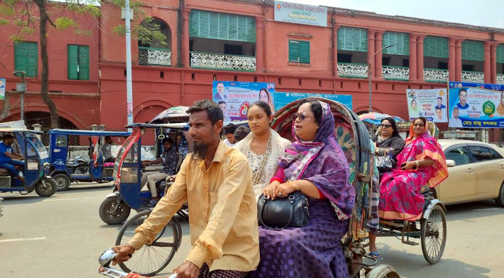 বরিশাল নগর ভবনে গাড়ির বদলে রিকশায় গেলেন প্রশাসক