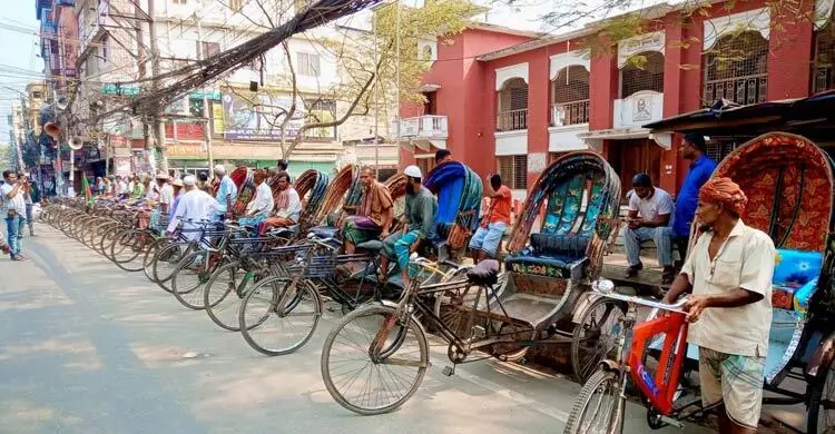 বরিশালে ব্যাটারিচালিত রিকশা চলাচল বন্ধের দাবিতে বিক্ষোভ