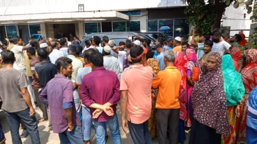 বেতন ও ঈদ বোনাসের দাবিতে বিসিসি পরিচ্ছন্নতা কর্মীদের বিক্ষোভ