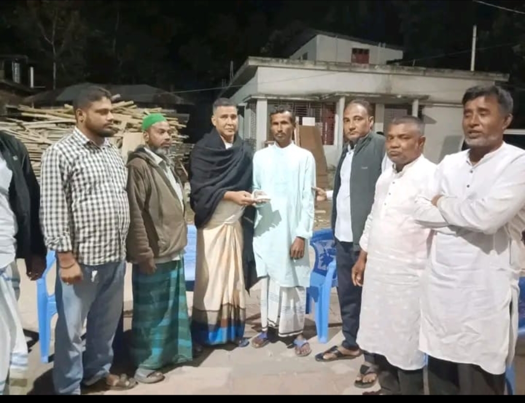 বাবুগঞ্জে শিশু রাইসার দিনমজুর বাবার পাশে মানবিক চেয়ারম্যান মশিউর রহমান
