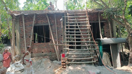বাউফলে আদালতের আদেশকে বৃদ্ধাঙ্গুলি দেখিয়ে পাকা ভবন নির্মণের অভিযোগ