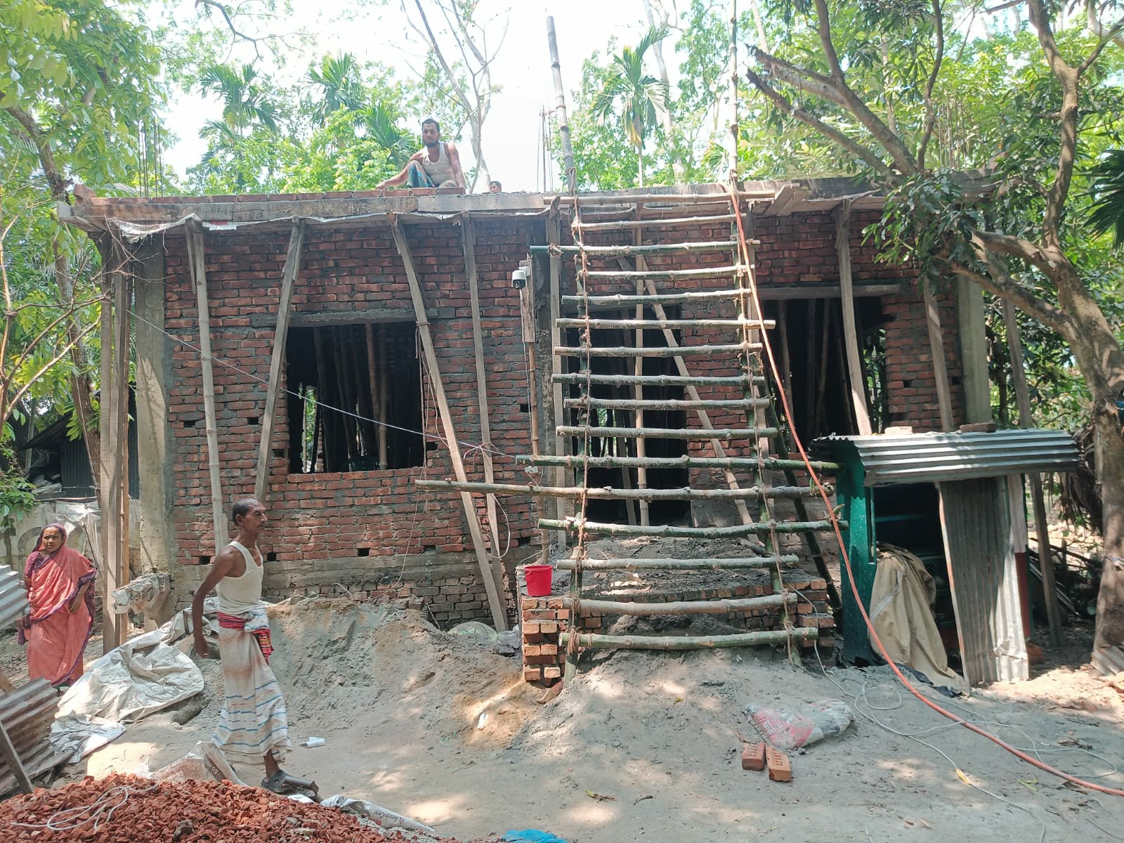 বাউফলে আদালতের আদেশকে বৃদ্ধাঙ্গুলি দেখিয়ে পাকা ভবন নির্মণের অভিযোগ