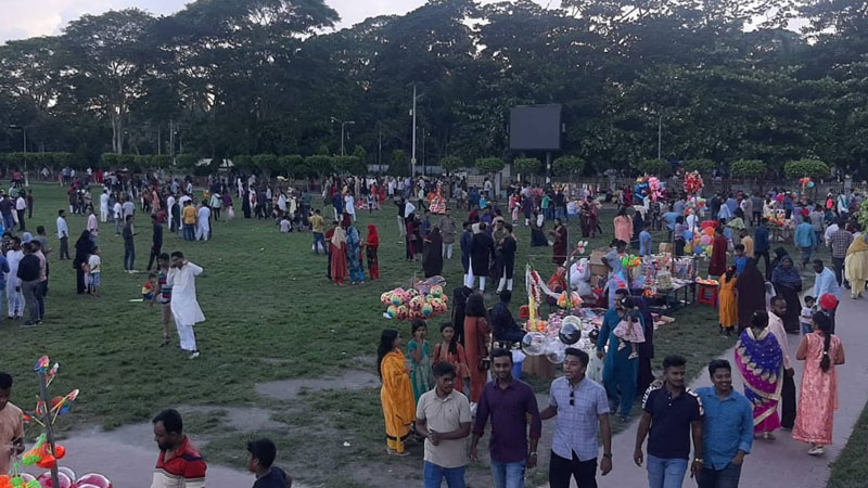 বরিশালে ঈদের ছুটিতে বিনোদনকেন্দ্রে মানুষের ঢল