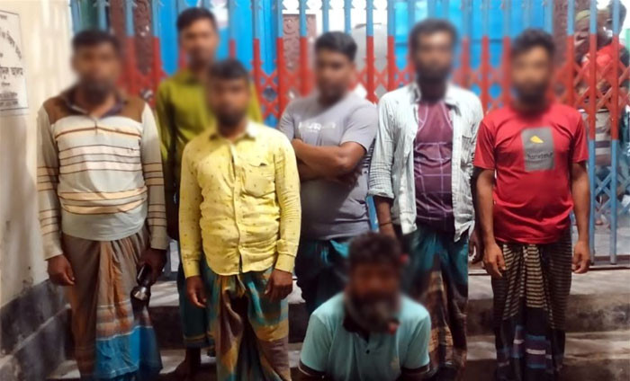 বরিশালে নিষেধাজ্ঞা অমান্য করে মাছ ধরায় ১৩ জেলে আটক