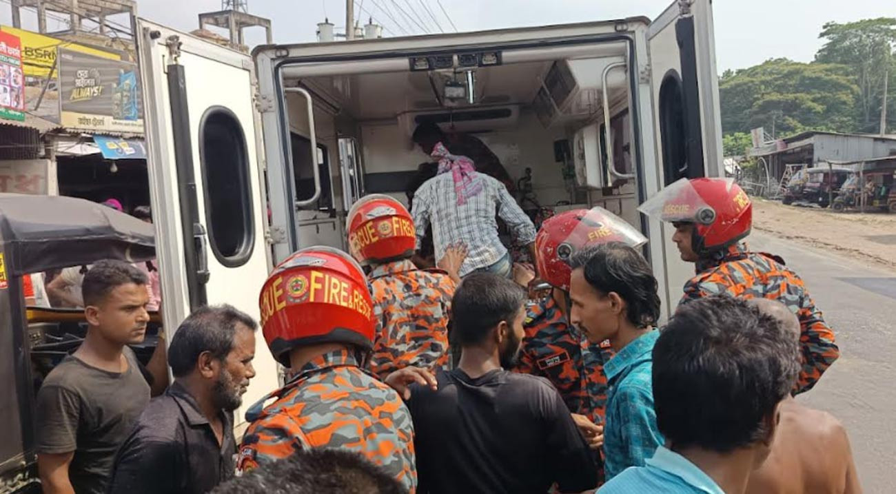 বরিশালে দুর্ঘটনার কবলে লাশবাহী অ্যাম্বুলেন্স, আহত ৭