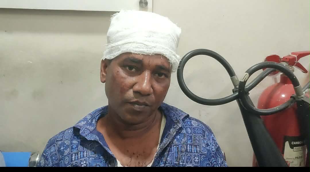 বরিশালে জমি নিয়ে বিরোধ ব্যবসায়ীকে কুপিয়ে জখম