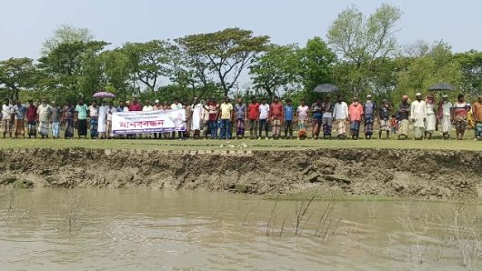 তালতলীতে তিন গ্রাম নদী ভাঙ্গনরোধে মানববন্ধন