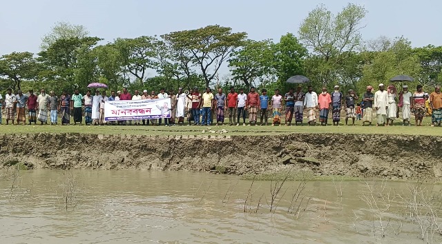 তালতলীতে তিন গ্রাম নদী ভাঙ্গনরোধে মানববন্ধন