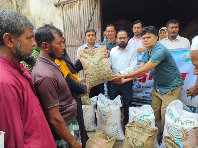 আমতলীতে ১২ হাজার ৬০ জন কৃষক পেল সার ও বীজ