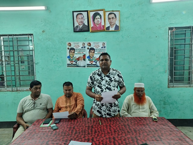 চাঁদা দাবীর অভিযোগ প্রত্যাক্ষান করে সংবাদ সম্মেলন ছাত্রদল কর্মীকে কোপানোর বিচার দাবী