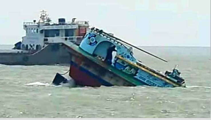 চরমোনাই মাহফিলের মুসল্লিবাহী লঞ্চের ধাক্কায় বাল্কহেড ডুবি