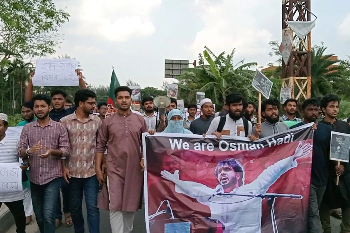 ওসমান হাদি হত্যার বিচার দাবিতে বরিশাল বিশ্ববিদ্যালয়ে মানববন্ধন