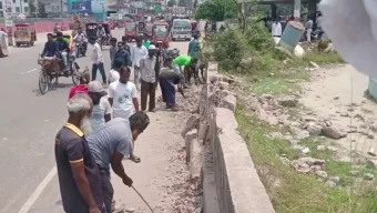 বরিশালের চৌমাথা থেকে ‘সাহান আরা বেগম পার্ক’ অপসারণ শুরু
