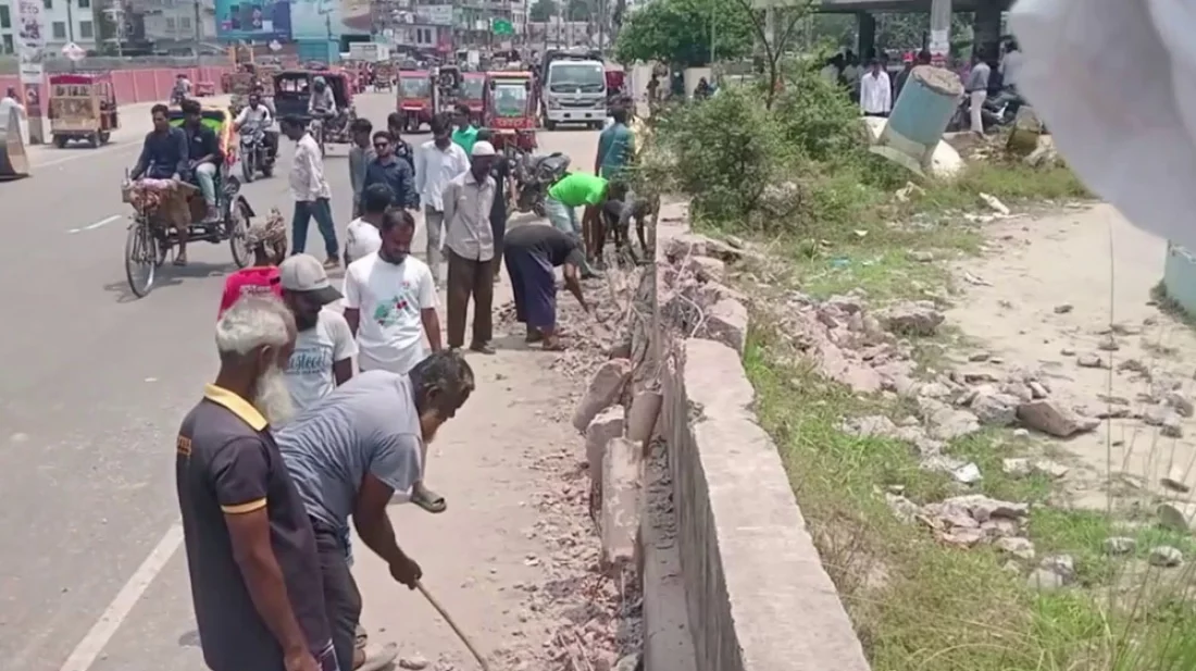 বরিশালের চৌমাথা থেকে ‘সাহান আরা বেগম পার্ক’ অপসারণ শুরু