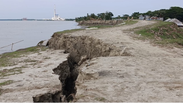 বরগুনার তালতলীতে বন্যানিয়ন্ত্রণ বাঁধে ভয়াবহ ফাটল