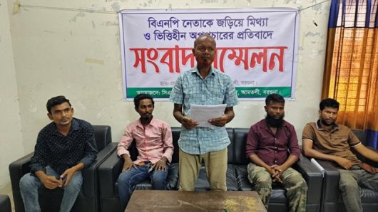 আমতলীতে চাঁদাবাজী বন্ধের দাবীতে সিএনজি চালকদের সংবাদ সম্মেলন