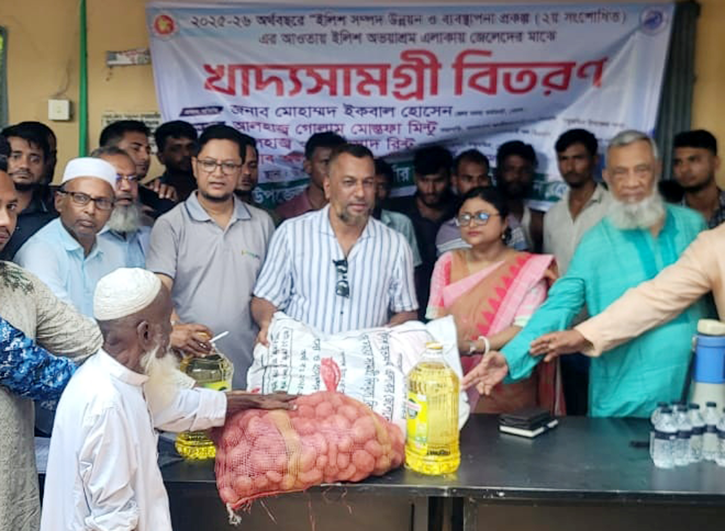 তজুমদ্দিনে ইলিশ অভয়াশ্রম এলাকার জেলেদের মাঝে খাদ্য সহায়তা বিতরণ