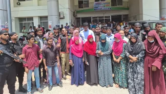 বরিশাল শেবাচিম হাসপাতালে অভিযান, ৮ দালাল আটক
