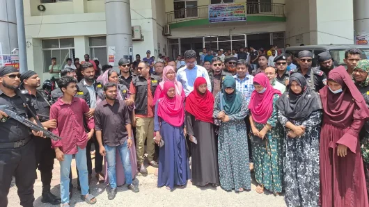 বরিশাল শেবাচিম হাসপাতালে অভিযান, ৮ দালাল আটক