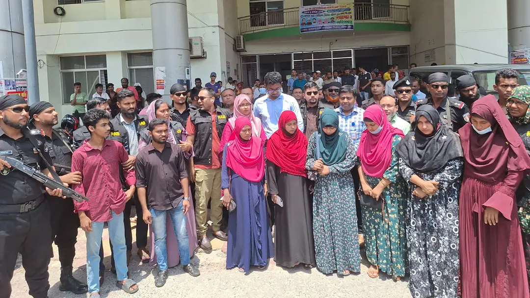 বরিশাল শেবাচিম হাসপাতালে অভিযান, ৮ দালাল আটক