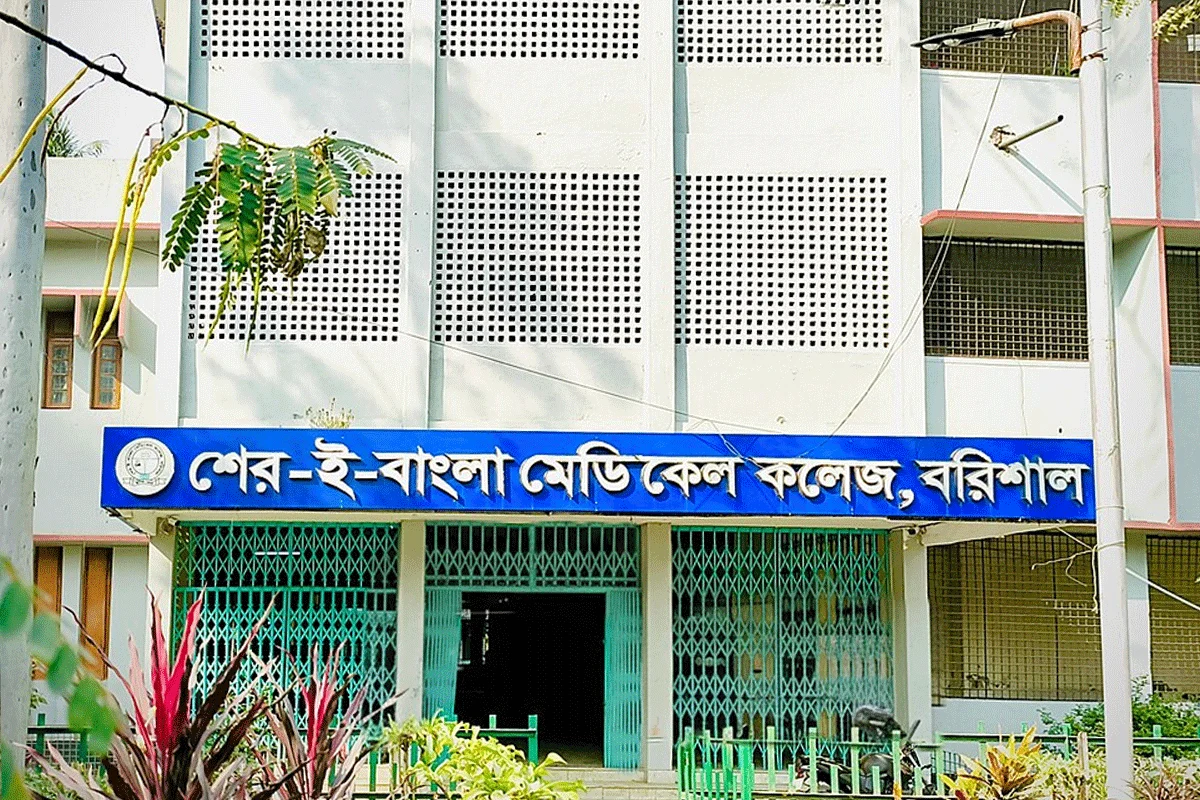 বরিশাল মেডিকেলে ইন্টার্নদের কর্মবিরতি, চিকিৎসাসেবা ব্যাহত