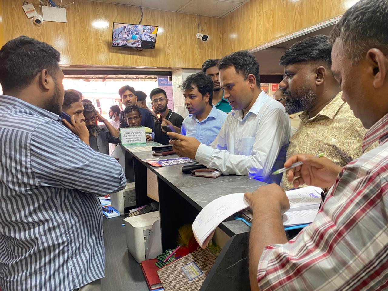 বরিশালে অতিরিক্ত ভাড়া আদায়ে জরিমানা করায় বিআরটিএর পরির্দশকের বিরুদ্ধে অপপ্রচার