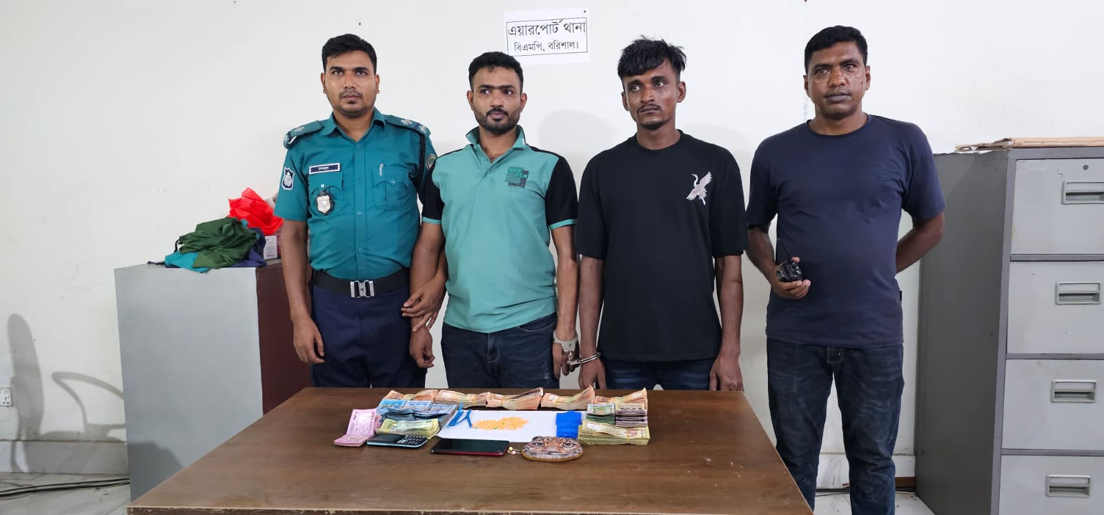 বরিশালে বিপুল পরিমাণ ইয়াবা ও নগদ টাকাসহ ২ মাদক কারবারি গ্রেফতার