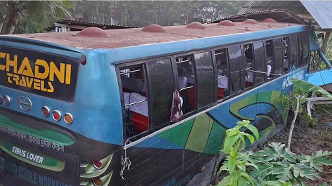 বরিশালে নিয়ন্ত্রণ হারিয়ে যাত্রীবাহী বাস স্ব-মিলে