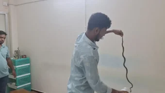 বরিশালে ক্লিনিকের এসির ভেতর থেকে কালনাগিনী সাপ উদ্ধার