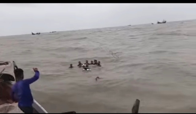বরগুনার তালতলীতে বঙ্গোপসাগরে ১৬ জন জেলে নিয়ে দুই ট্রলারডুবি: দুই জেলে নিখোঁজ