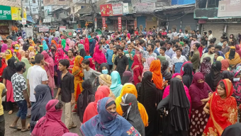 বরিশালে বকেয়া বেতনসহ, আট দফা দাবিতে শ্রমিকদের সড়ক অবরোধ
