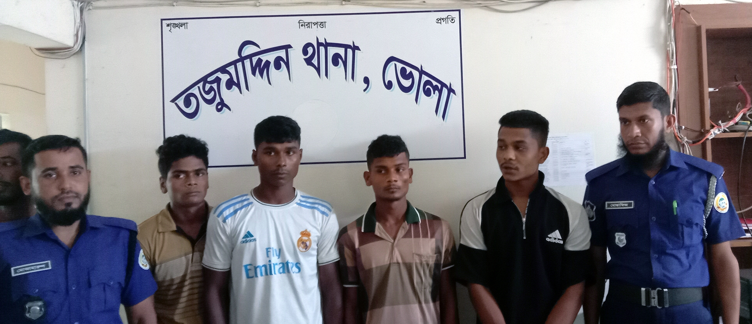 তজুমদ্দিনে নারী-পুরুষের গলায় জুতার মালা দিয়ে হেনস্তা মামলা দায়ের গ্রেপ্তার-৪
