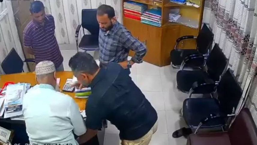 বরিশালে জোর করে চেক ও স্ট্যাম্পে সই, গ্রেপ্তার ২