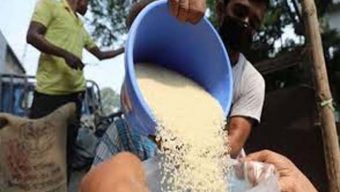 চরফ্যাশনের আহাম্মদপুর ইউনিয়নে জেলেদের মাঝে চাউল বিতরণ