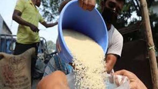 চরফ্যাশনের আহাম্মদপুর ইউনিয়নে জেলেদের মাঝে চাউল বিতরণ