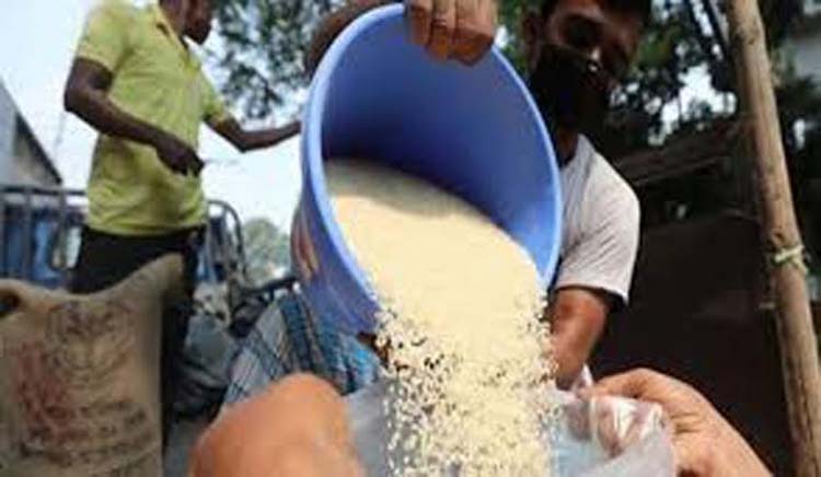 চরফ্যাশনের আহাম্মদপুর ইউনিয়নে জেলেদের মাঝে চাউল বিতরণ