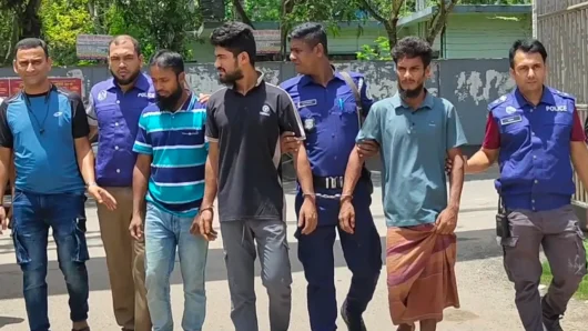 পিরোজপুরে বিদেশি অস্ত্র ও ম্যাগাজিনসহ গ্রেপ্তার ৩ ‎