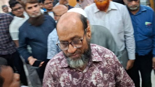 শিক্ষার্থীদের বিক্ষোভে কার্যালয় ছাড়লেন বরিশাল বিভাগীয় স্বাস্থ্য পরিচালক মনিরুজ্জামান