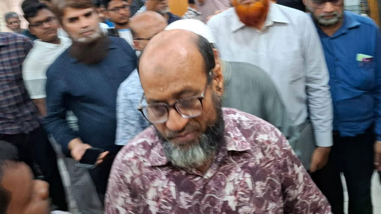 শিক্ষার্থীদের বিক্ষোভে কার্যালয় ছাড়লেন বরিশাল বিভাগীয় স্বাস্থ্য পরিচালক মনিরুজ্জামান