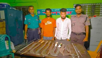 বরিশালে বিপুলসংখ্যক দেশীয় অস্ত্রসহ ২ যুবক আটক