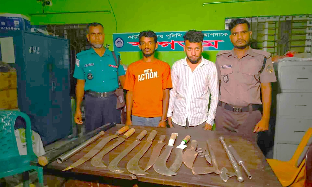 বরিশালে বিপুলসংখ্যক দেশীয় অস্ত্রসহ ২ যুবক আটক